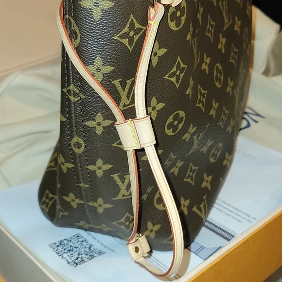 Authentic LV MM Neverful Tote2021 - Picture 7 of 17
